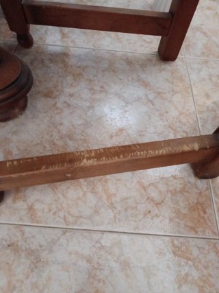 Mesa de comedor rústica de madera con tres sillas