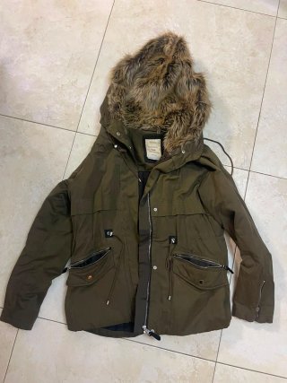 Anorak Bershka verde militar con capucha
