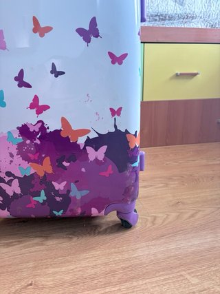 Maleta mediana con diseño de mariposas