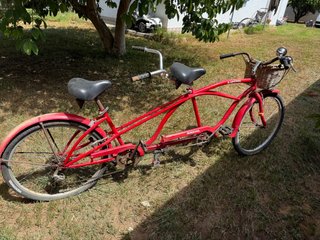 Bicicleta tándem roja