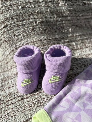 Conjunto Nike bebé niña body, patucos y diadema