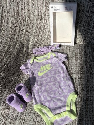 Conjunto Nike bebé niña body, patucos y diadema