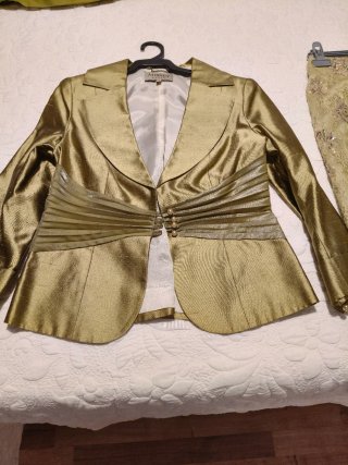 Traje de chaqueta, falda y blusa