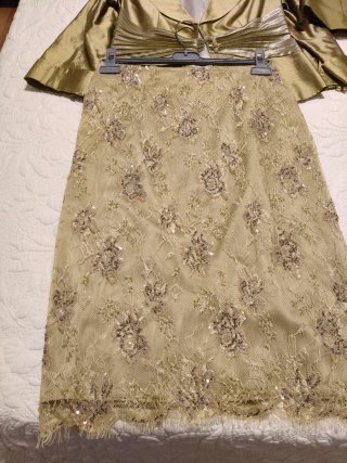 Traje de chaqueta, falda y blusa