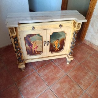 Mueble antiguo beige y dorado con mármol
