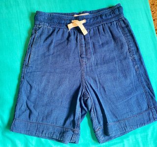 Pantalón corto vaquero fino. Tejido muy ligero.