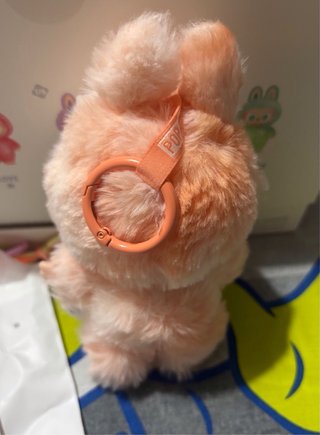Labubu peluche conejo naranja