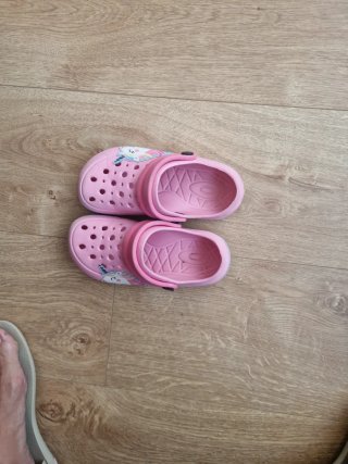 Chanclas rosas estilo Crocs con unicornios