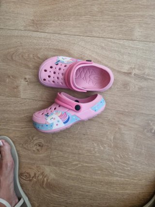 Chanclas rosas estilo Crocs con unicornios