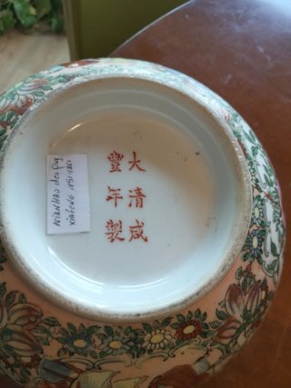 Cuenco de cerámica china decorado