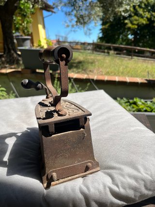 Ferro da stiro a carbone in ghisa vintage