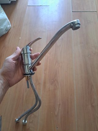 Grifo de cocina metálico plateado