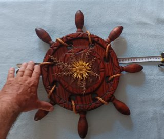 Timón de 8 palos con flor Eguzkilore natural.