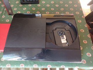 Playstation 3 Super Slim 500 GB con mando