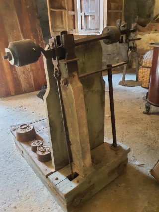 Balanza antigua de madera y metal