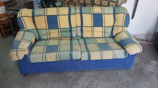 Sofá de tela a cuadros azul y amarillo