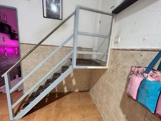 Escalera de hierro forjado.