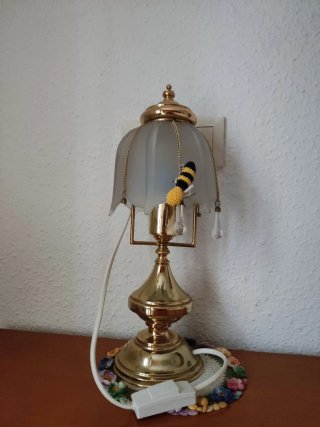 Lámpara de techo y mesitas dorada y cristal