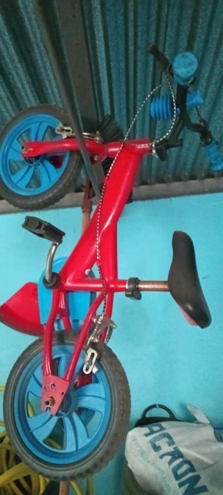Bicicleta infantil roja y azul