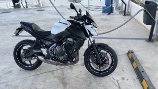 Kawasaki Z650 ABS Negra y Blanca
