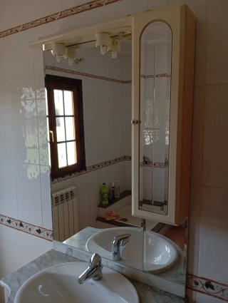 Mueble de baño con espejo y almacenaje