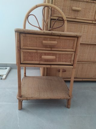 Cómoda de ratán con espejo