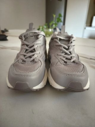 Zapatillas Fila grises y blancas