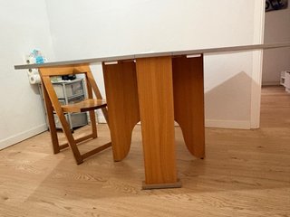 Mesa de madera y metal