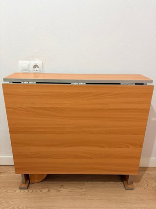 Mesa de madera y metal