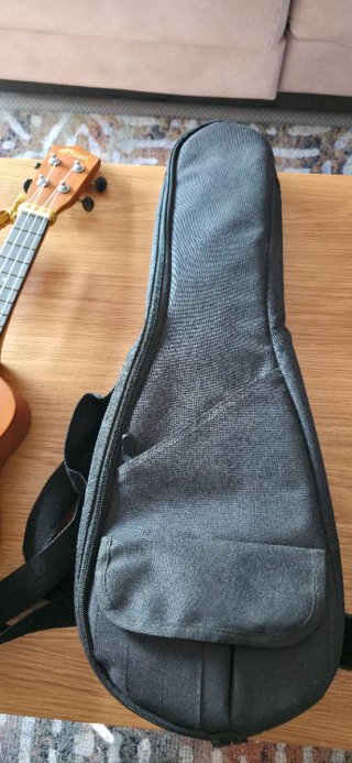 Ukelele con correa y funda de transporte