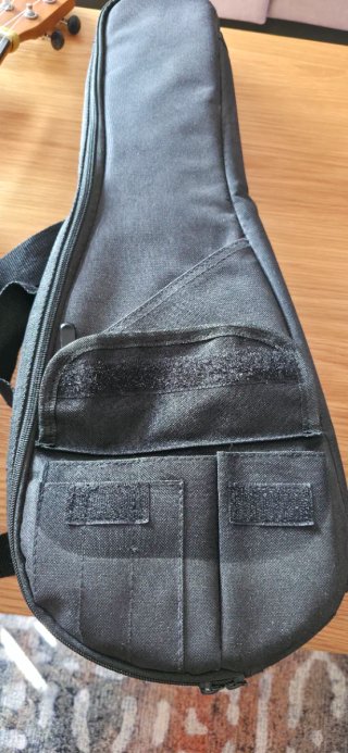 Ukelele con correa y funda de transporte
