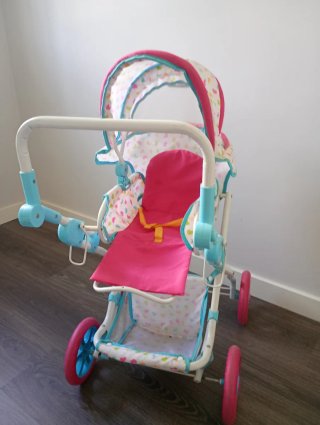 Carrito de bebé de juguete con corazones