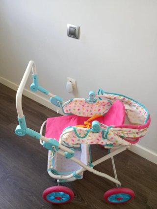 Carrito de bebé de juguete con corazones