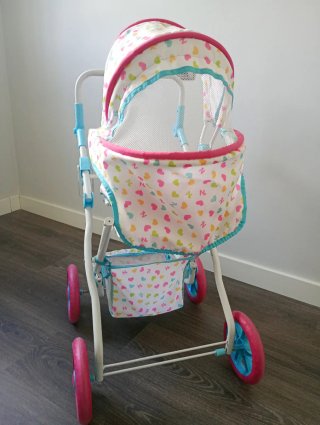 Carrito de bebé de juguete con corazones