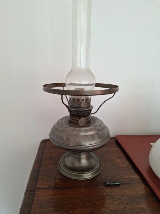 Lampada a olio in metallo e vetro