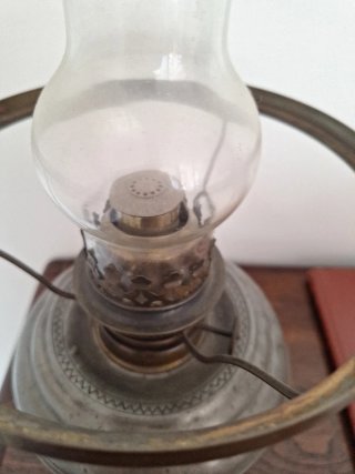 Lampada a olio in metallo e vetro