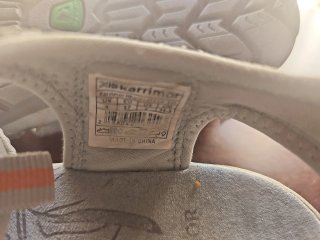 Sandalias grises y naranjas