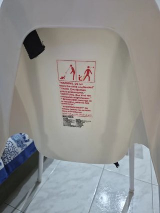 Trona de plástico blanca