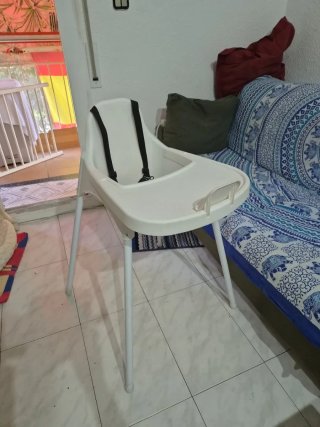 Trona de plástico blanca