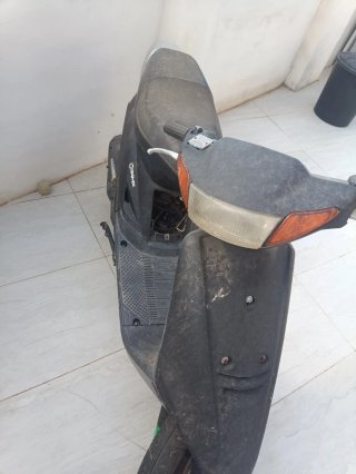 Yamaha Jog Scooter Negra y Dorada