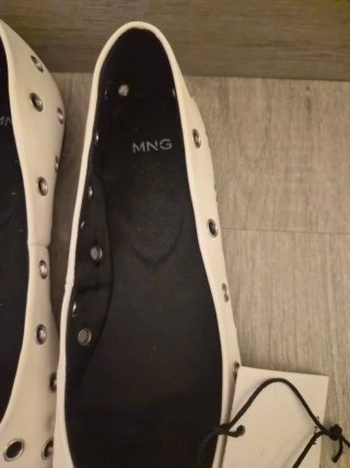 Mocasines troquelados blancos nuevos