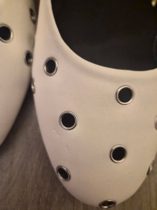 Mocasines troquelados blancos nuevos