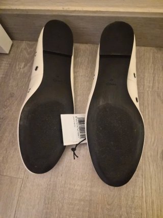 Mocasines troquelados blancos nuevos