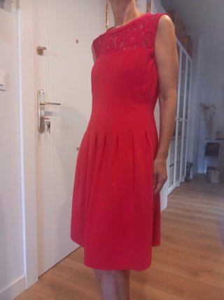 Vestido rojo con encaje en escote y espalda.