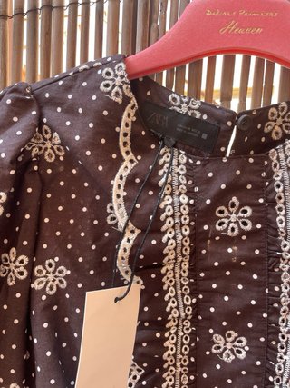 Blusa con bordados talla M Zara
