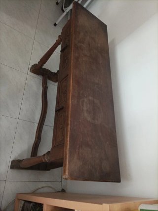Mesa auxiliar de madera tallada