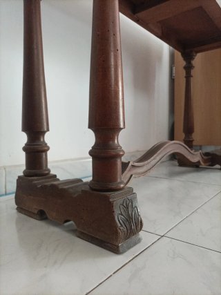 Mesa auxiliar de madera tallada