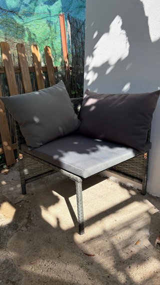 Pequeño sillón exterior gris y negro