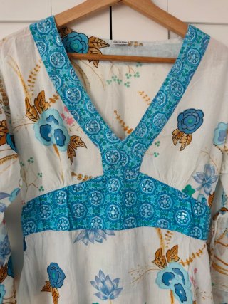 Vestido playero blanco y azul