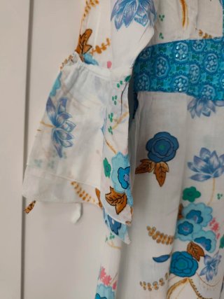 Vestido playero blanco y azul